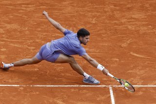 Carlos Alcaraz abordera la finale de dimanche avec les faveurs du pronostic. KEYSTONE/EPA/SEBASTIEN NOGIER